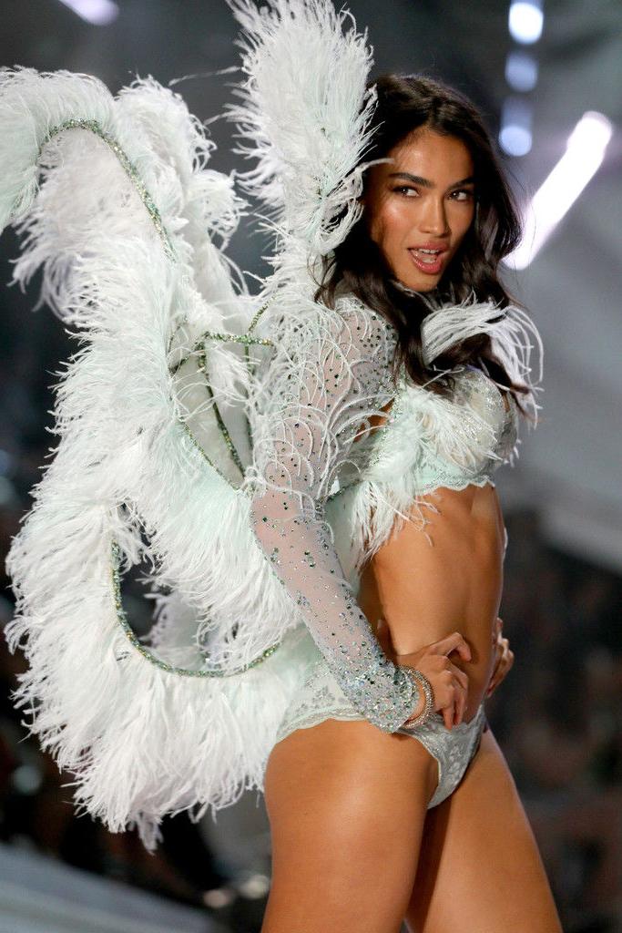 25P Kelly Gale Erotic