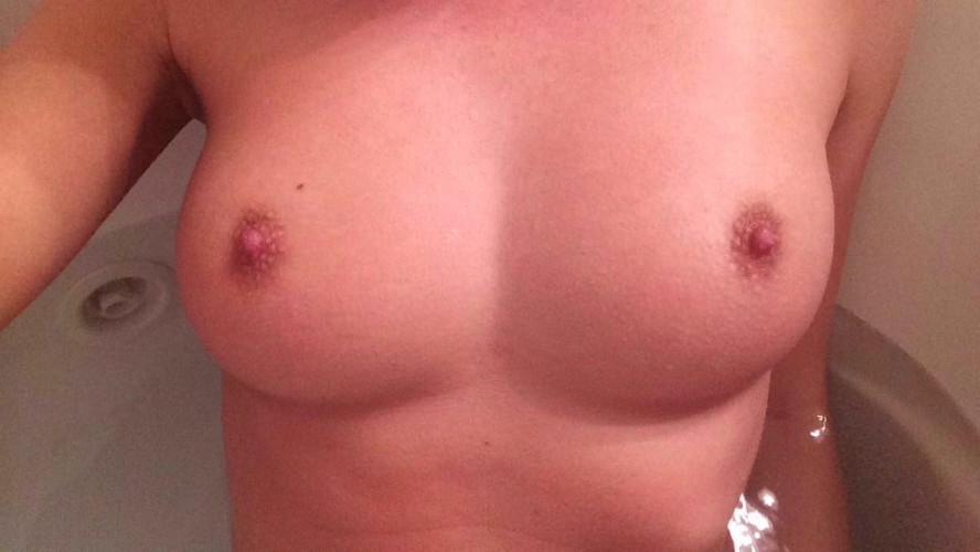 25P Watch Lindsay Clubine on erotic photos