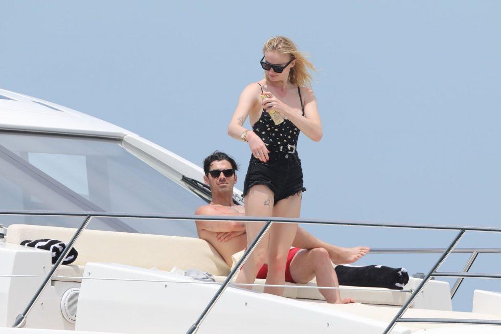 5P Sophie Turner Erotic