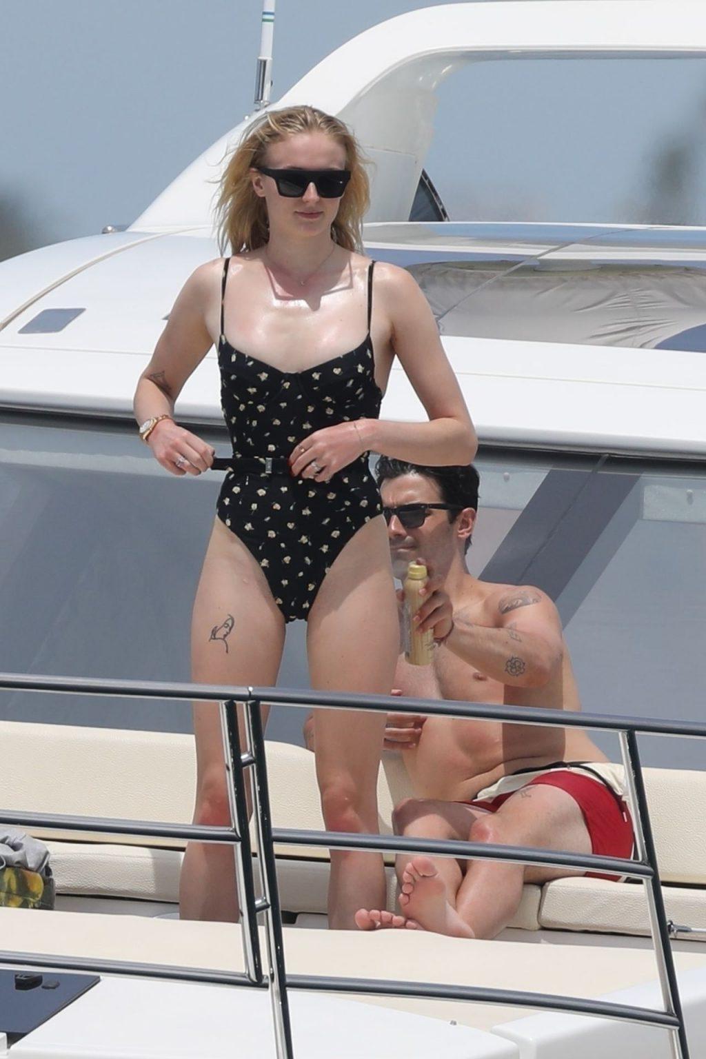 5P Sophie Turner Erotic