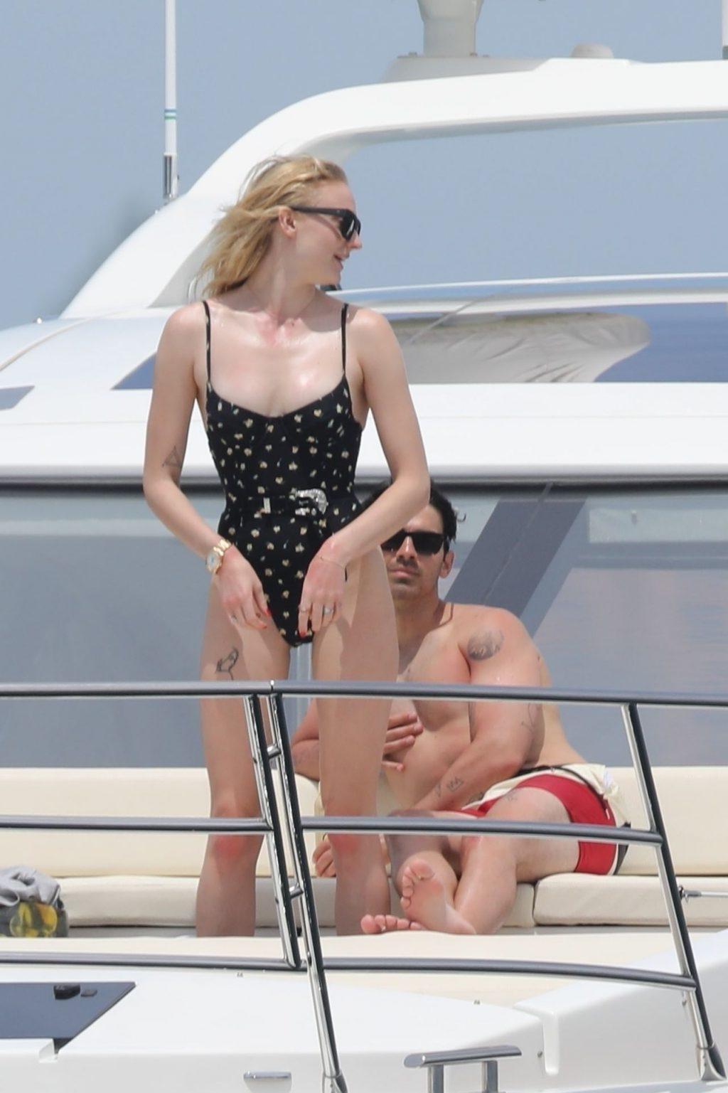 5P Sophie Turner Erotic