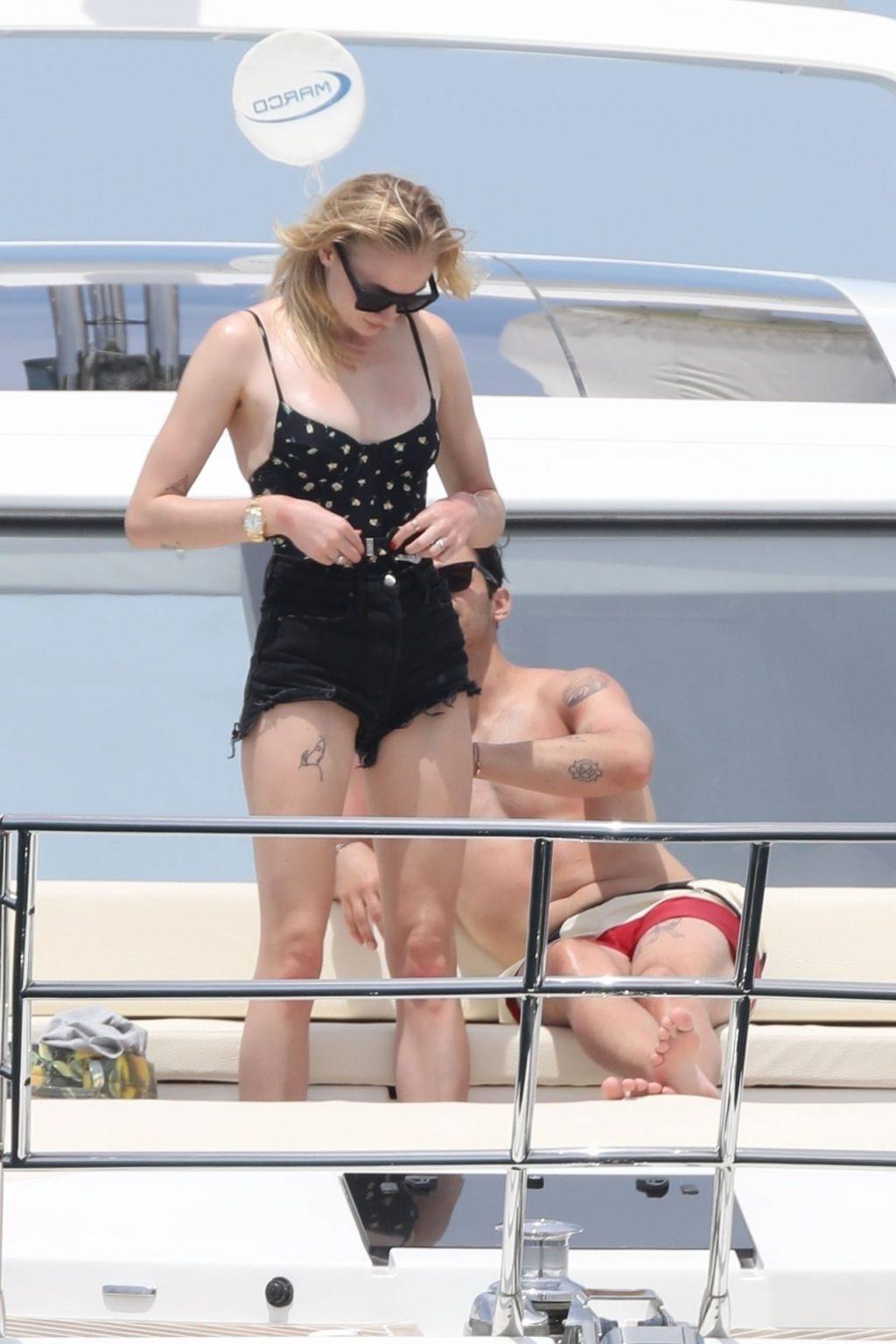 5P Sophie Turner Erotic