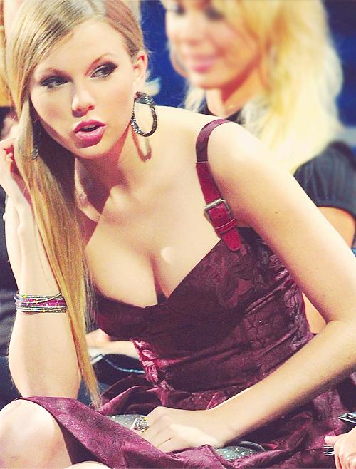 7P Taylor Swift booty photos