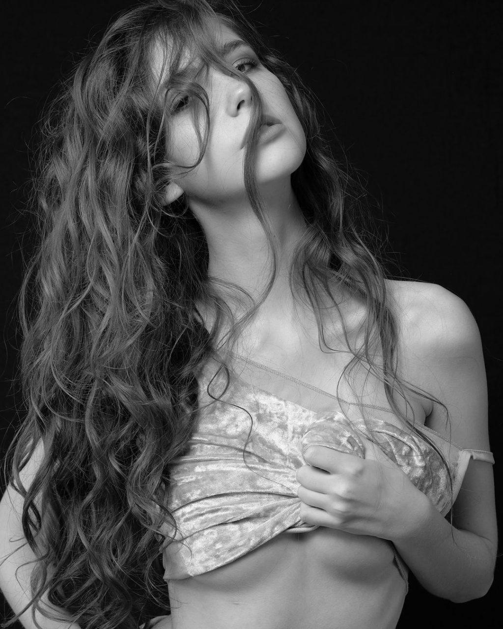 21P Tatiana Sassoye Erotic