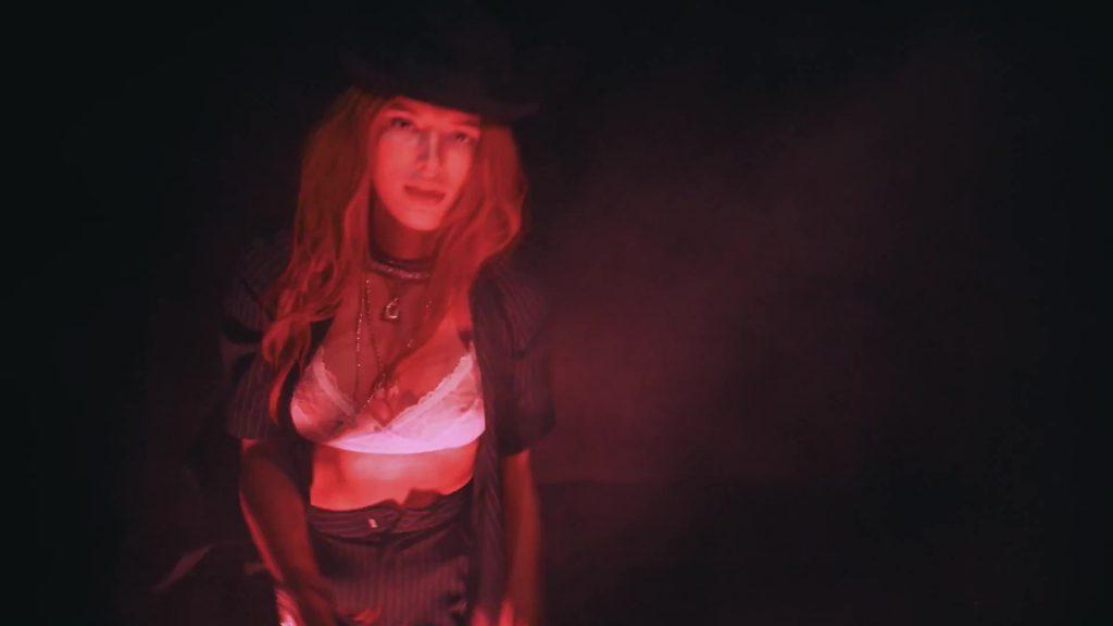 25P Bella Thorne Erotic
