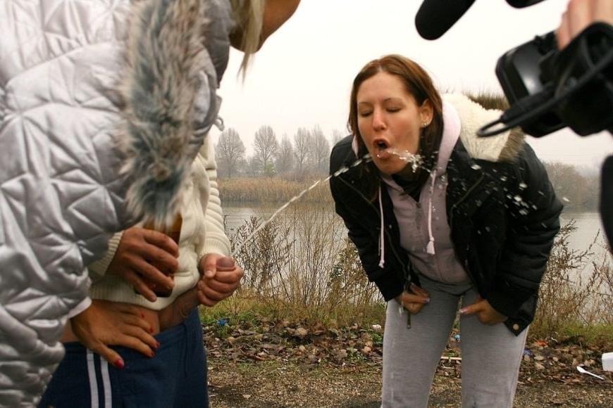 25P Pics 2562-Girls Who Like Piss