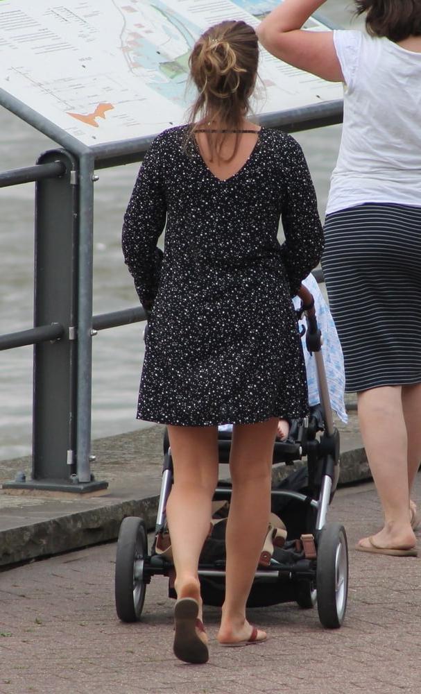 6P candid mom