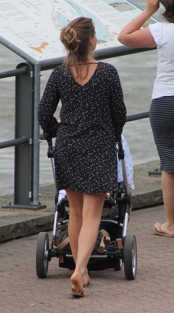 6P candid mom