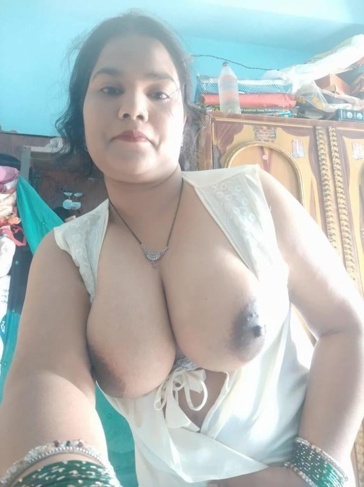 11P Bhabhi showing her big boobs