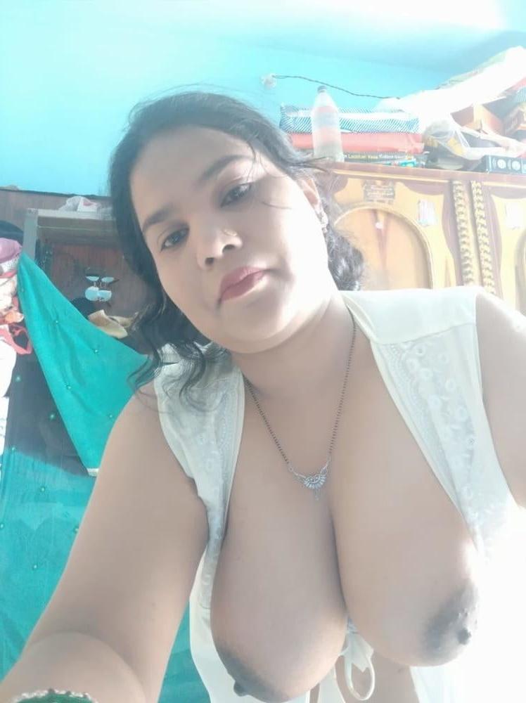 11P Bhabhi showing her big boobs