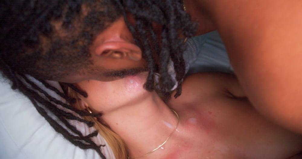 25P Gabbie Cum Kiss
