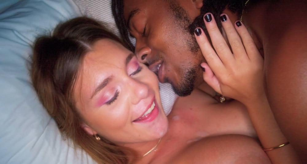 25P Gabbie Cum Kiss