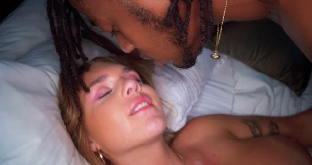 25P Gabbie Cum Kiss