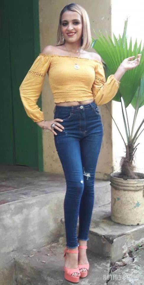 25P Beautiful skinny mom