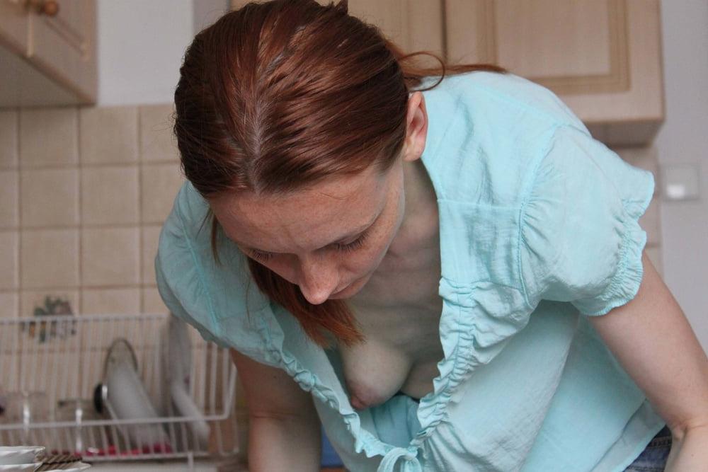 24P HOUSEWIVES AROUND THE HOUSE WORKING