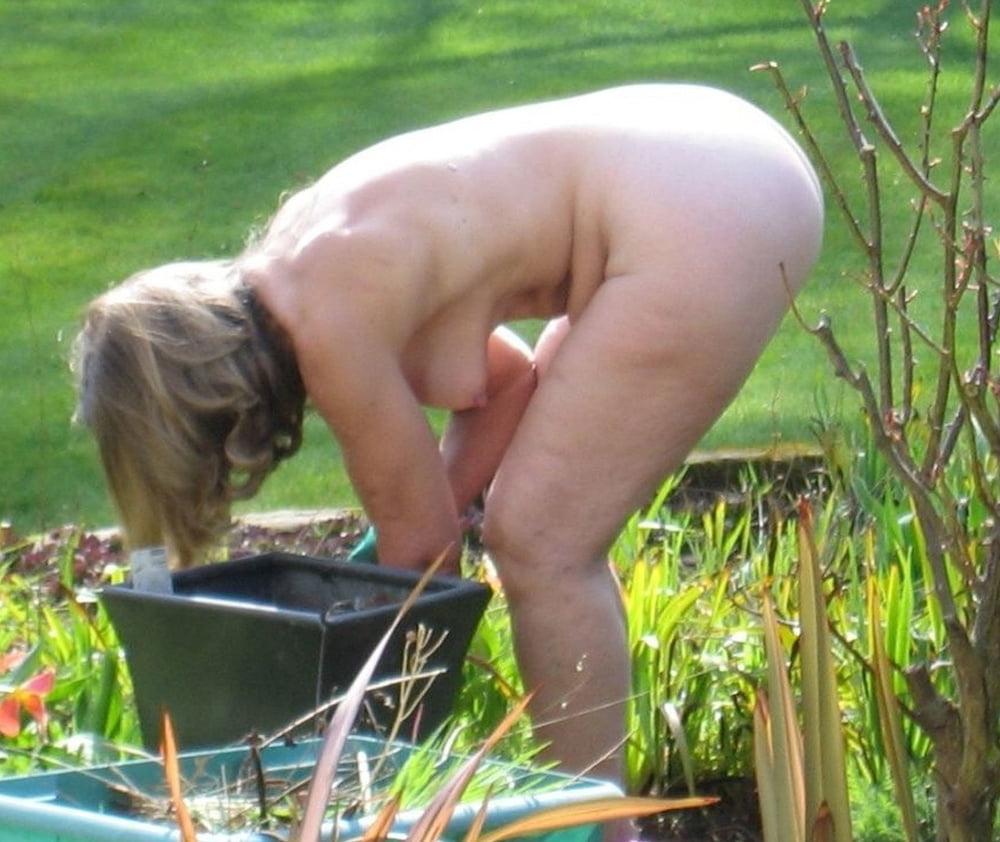 24P HOUSEWIVES OUTSIDE