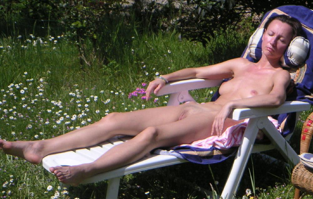 24P HOUSEWIVES OUTSIDE