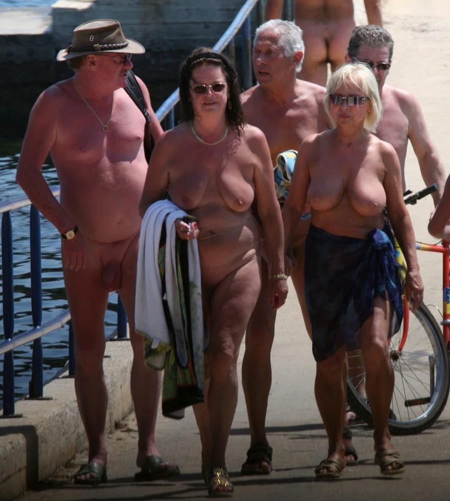 17P Naturist mom