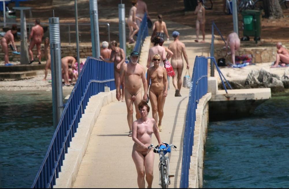 17P Naturist mom