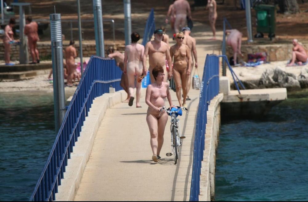 17P Naturist mom