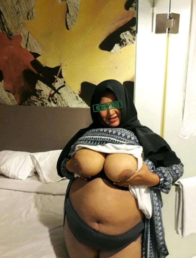 25P housewife hijab mom