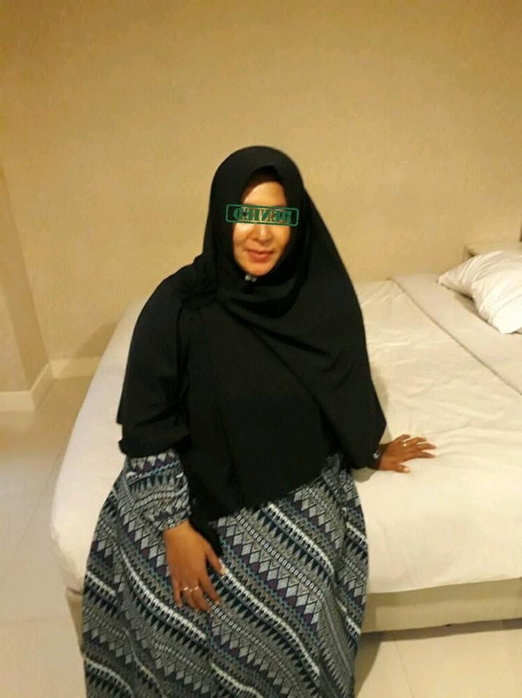 25P housewife hijab mom