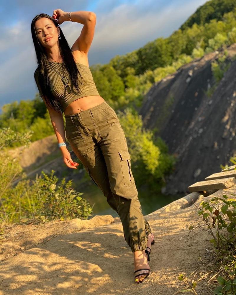 25P Cum on her feet?