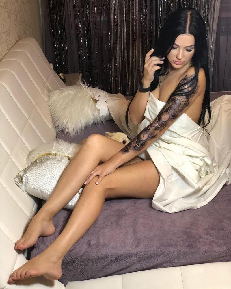 25P Cum on her feet?
