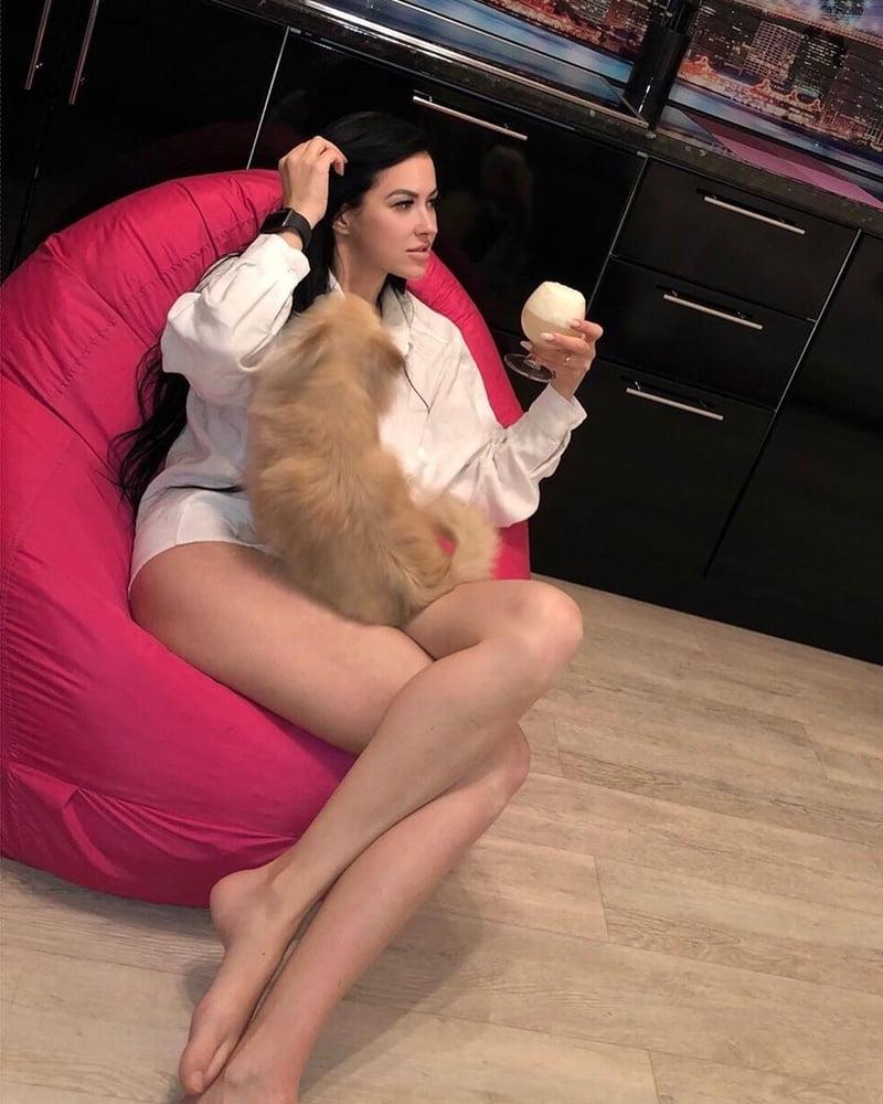 25P Cum on her feet?