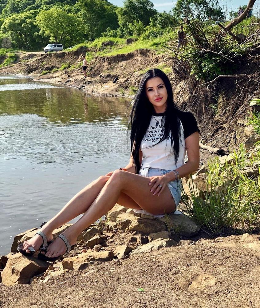 25P Cum on her feet?