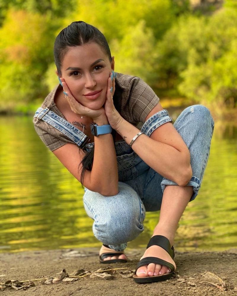 25P Cum on her feet?