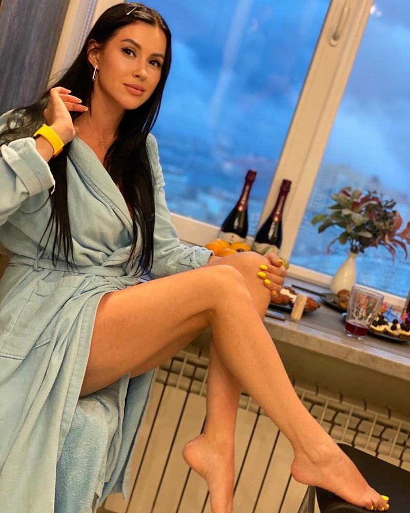 25P Cum on her feet?