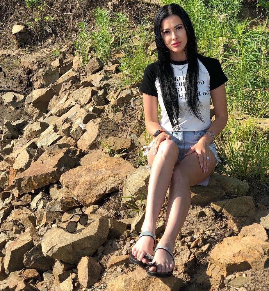 25P Cum on her feet?