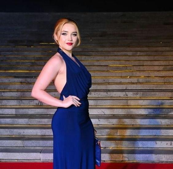 25P Florence Pugh Cum Museum