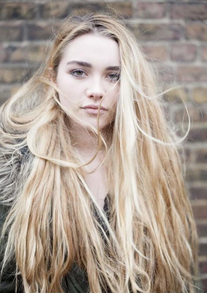 25P Florence Pugh Cum Museum