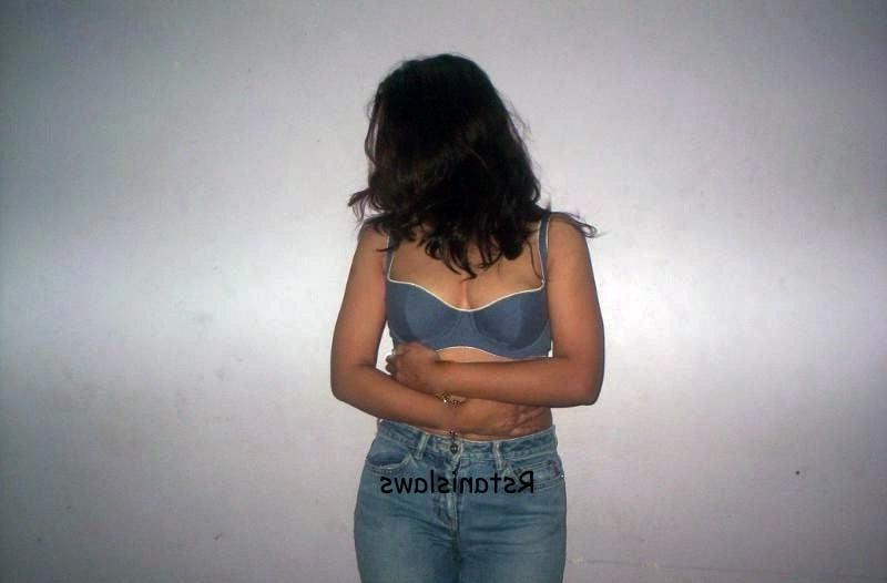 5P sexy Sri Lankan Girl showing her hot curves&amp; tits