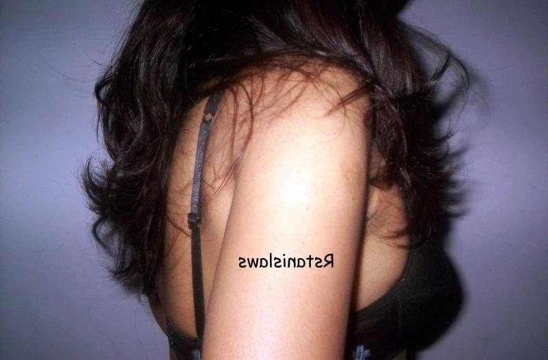 5P sexy Sri Lankan Girl showing her hot curves&amp; tits