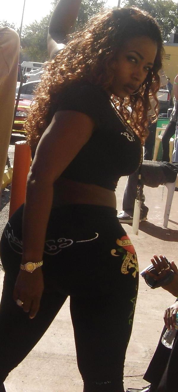 25P Big Booty Milf