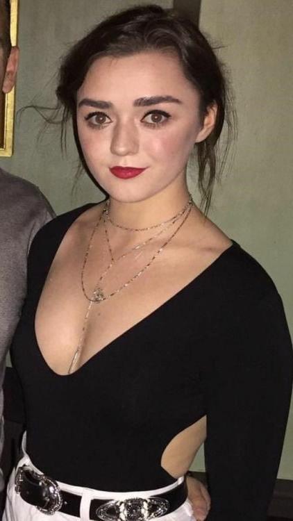 25P Cum to Maisie Williams 08
