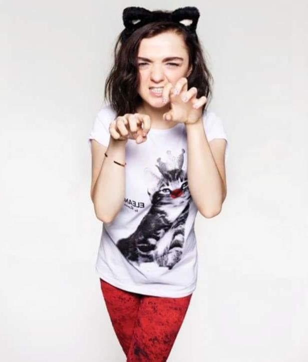 25P Cum to Maisie Williams 08