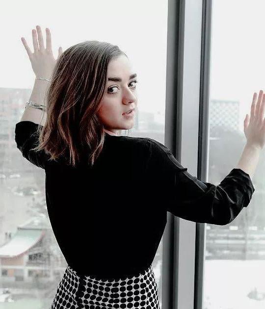 25P Cum to Maisie Williams 08
