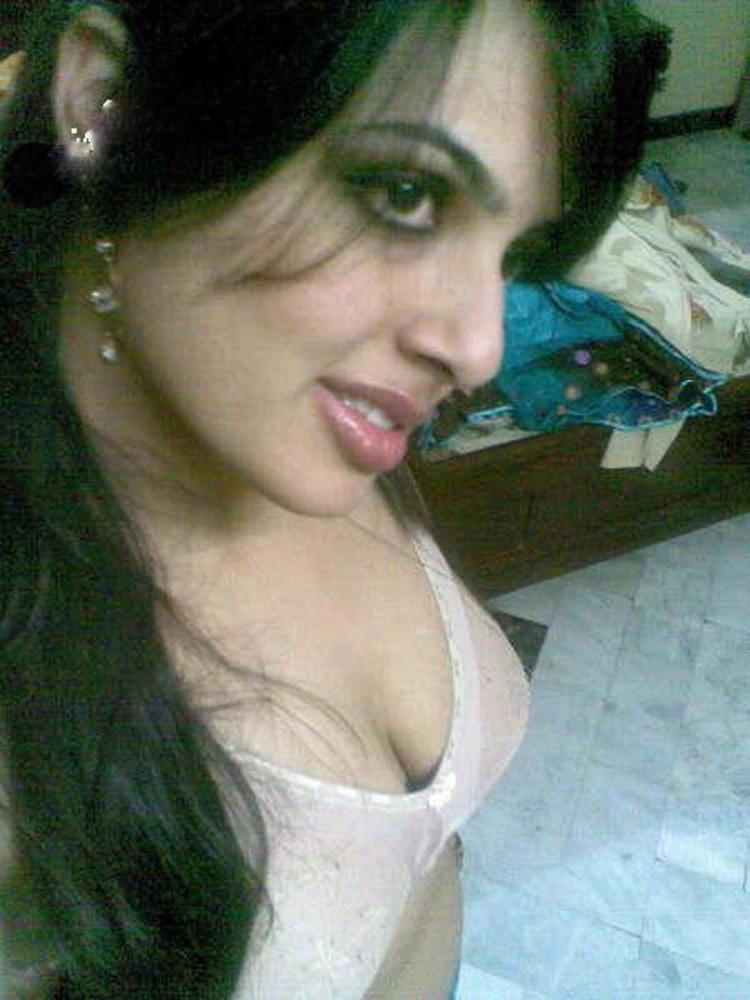 17P Indian wife showing her big boobs and pussy