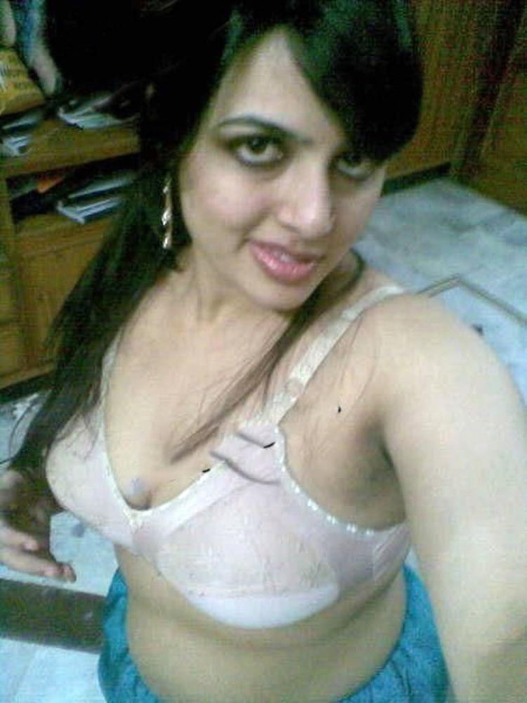 17P Indian wife showing her big boobs and pussy