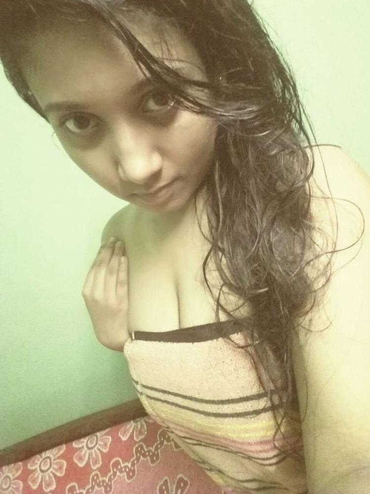15P Indian girl showing her big boobs