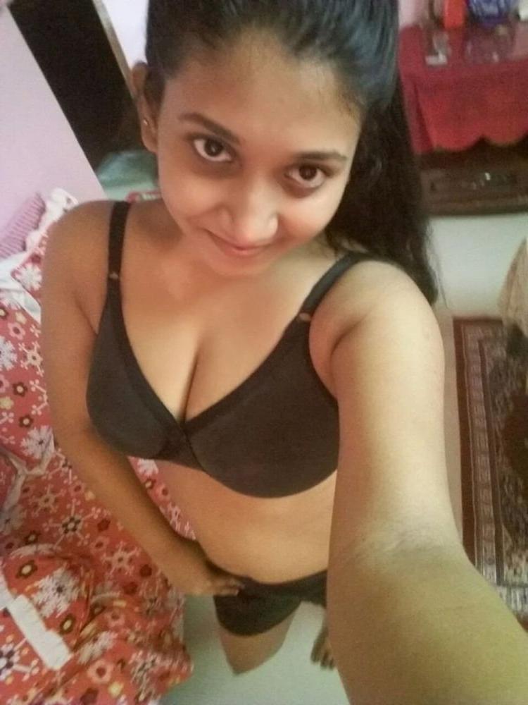 15P Indian girl showing her big boobs