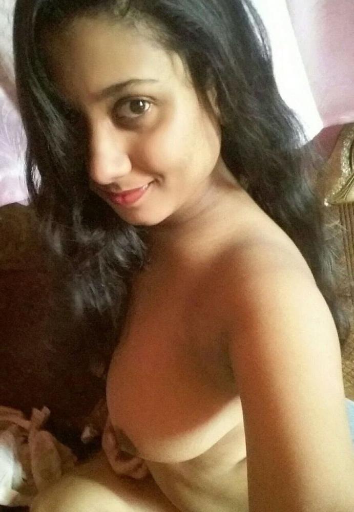 15P Indian girl showing her big boobs