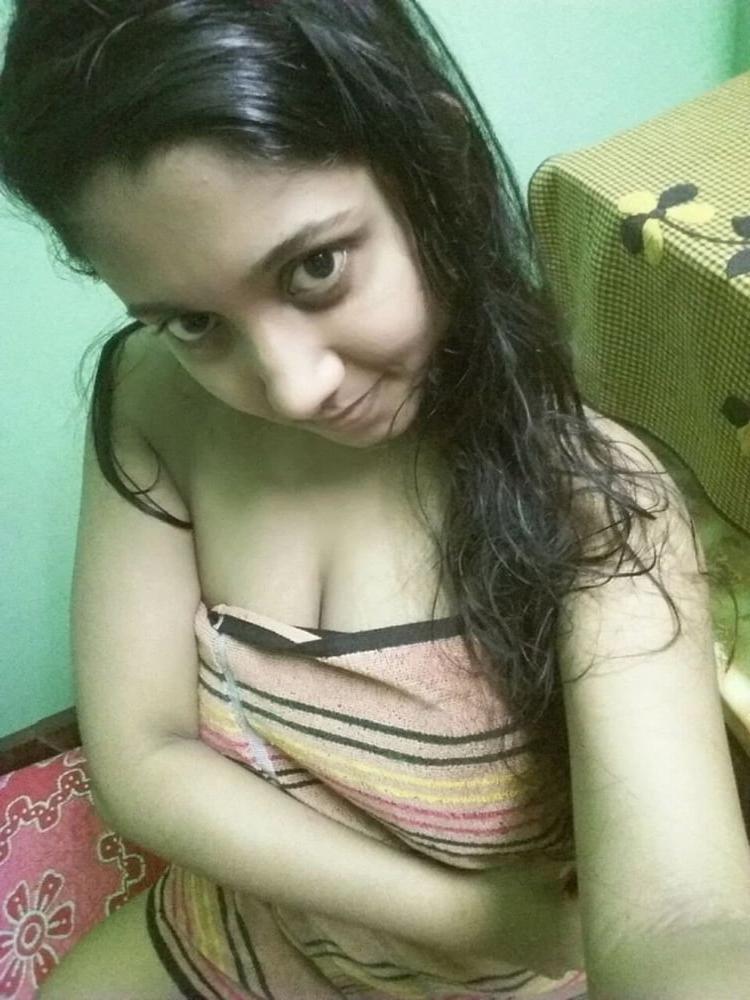 15P Indian girl showing her big boobs