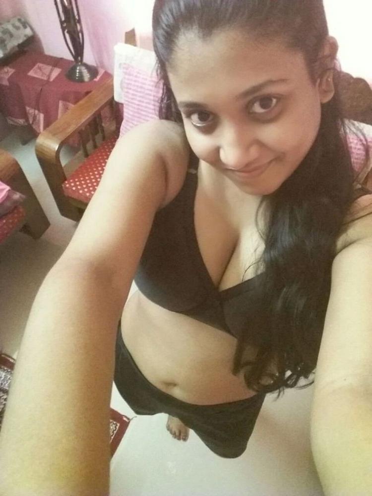 15P Indian girl showing her big boobs