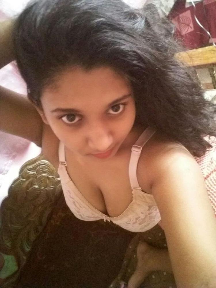 15P Indian girl showing her big boobs