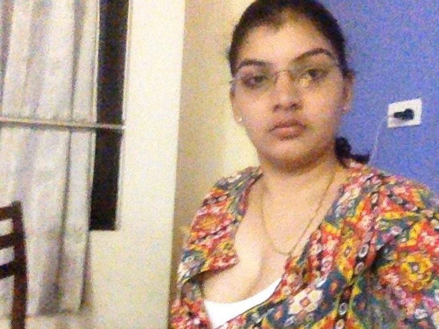 14P Indian wife showing her big boobs